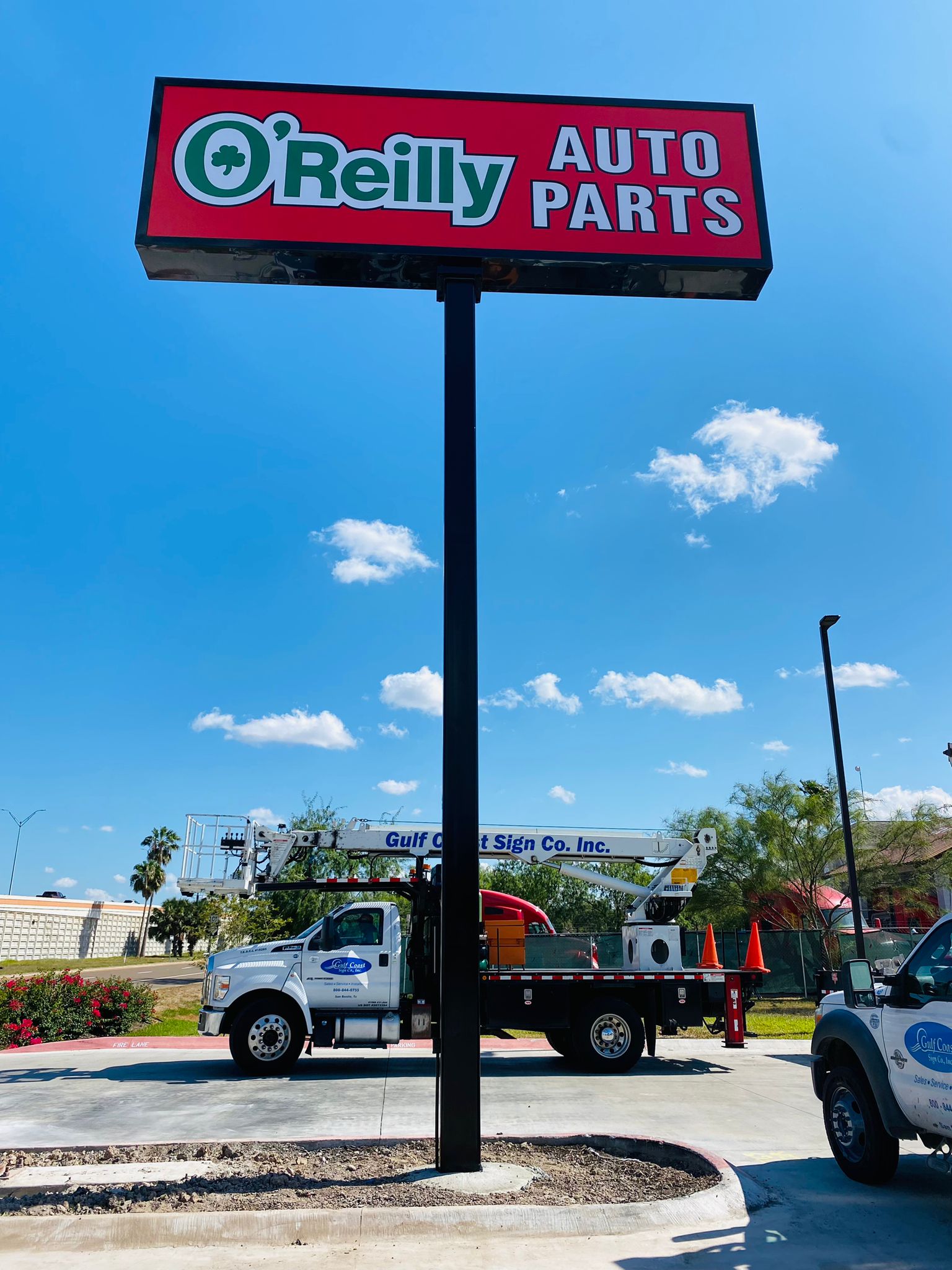 Elevated O'Reilly Auto Parts' brand visibility with a towering pylon sign, designed for durability and high-impact.